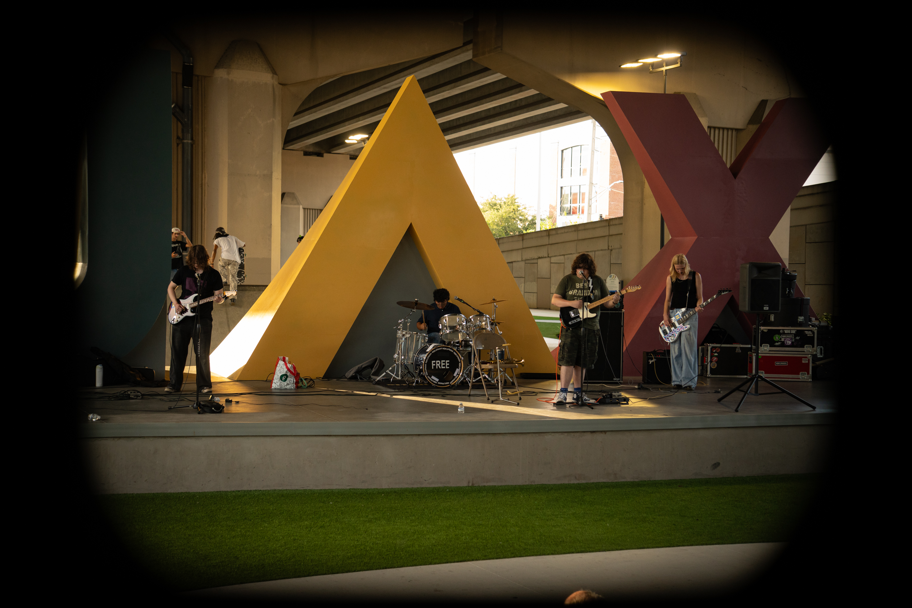 The Dizzy Bimbos performing live